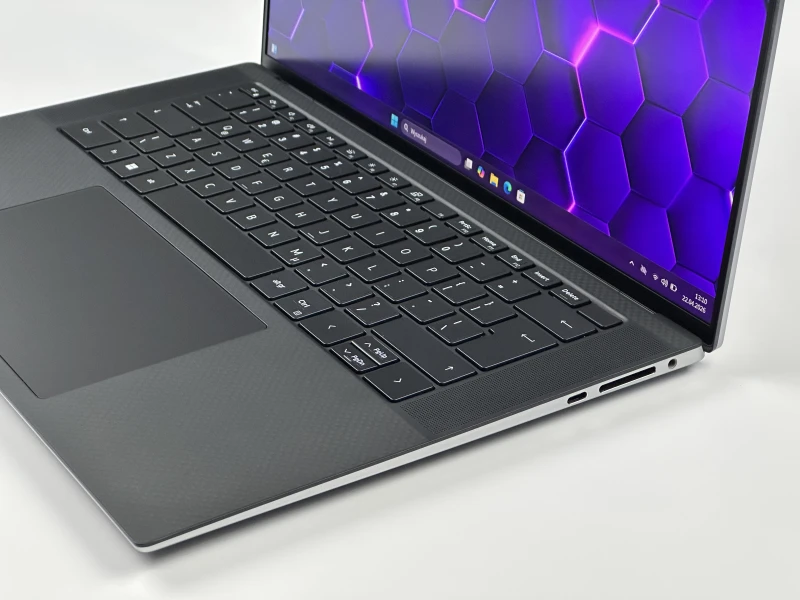 Dell Precision 5560 | i7-11850H, RTX A2000 – stacja robocza łącząca smukłą konstrukcję z ogromną mocą do projektów CAD, 3D i pracy kreatywnej.