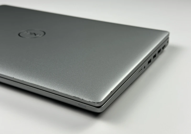 Dell Precision 3561 i5-11400H, T600 (4GB), dotykowa matryca 15,6" FHD – mobilna stacja robocza do CAD i projektowania z klawiaturą US.