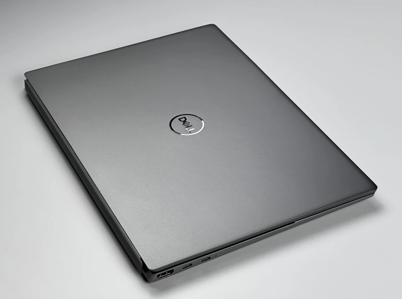 Dell Vostro 5320 - procesor i5-1240P, ekran 13.3" QHD+. Kompaktowy laptop biznesowy z czytnikiem linii papilarnych, idealny do pracy mobilnej.