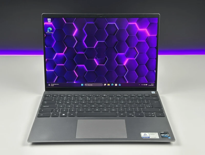 Dell Vostro 5320 - procesor i5-1240P, ekran 13.3" QHD+. Kompaktowy laptop biznesowy z czytnikiem linii papilarnych, idealny do pracy mobilnej.