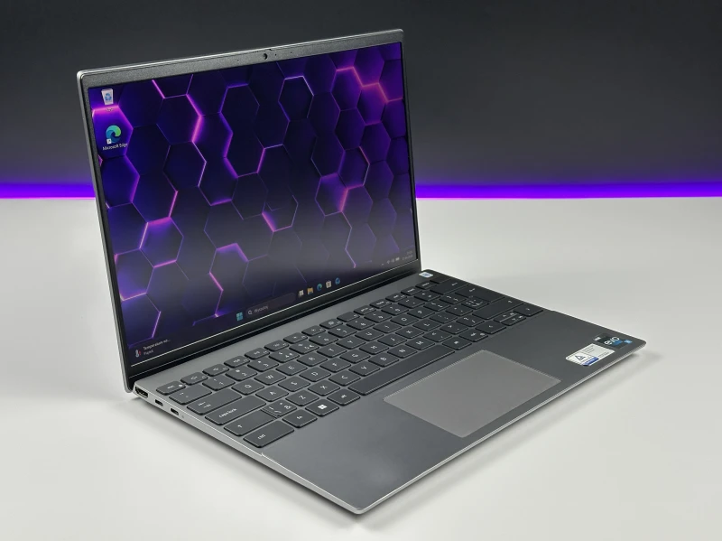 Dell Vostro 5320 - procesor i5-1240P, ekran 13.3" QHD+. Kompaktowy laptop biznesowy z czytnikiem linii papilarnych, idealny do pracy mobilnej.