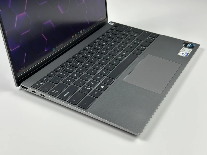 Dell Vostro 5320 - procesor i5-1240P, ekran 13.3" QHD+. Kompaktowy laptop biznesowy z czytnikiem linii papilarnych, idealny do pracy mobilnej.