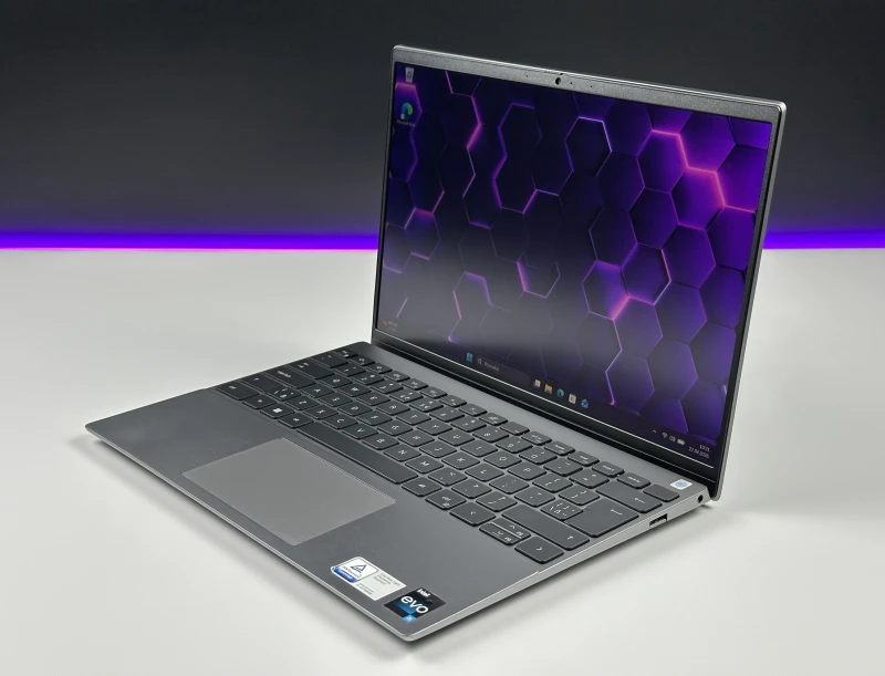 Dell Vostro 5320 - procesor i5-1240P, ekran 13.3" QHD+. Kompaktowy laptop biznesowy z czytnikiem linii papilarnych, idealny do pracy mobilnej.