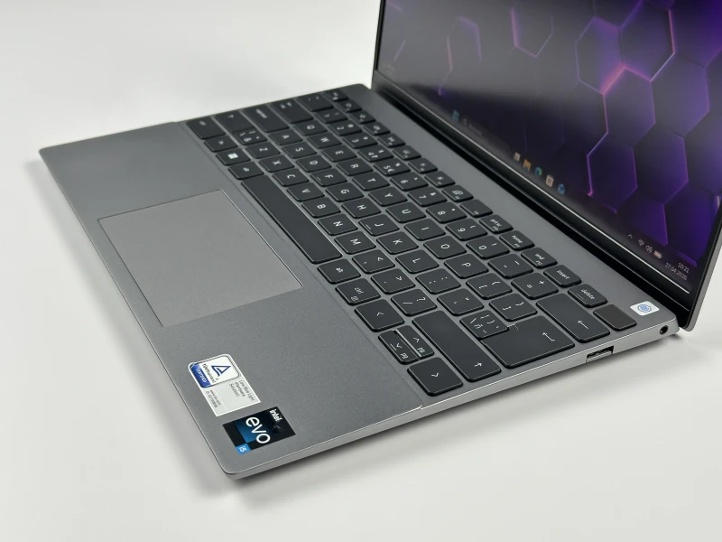 Dell Vostro 5320 - procesor i5-1240P, ekran 13.3" QHD+. Kompaktowy laptop biznesowy z czytnikiem linii papilarnych, idealny do pracy mobilnej.