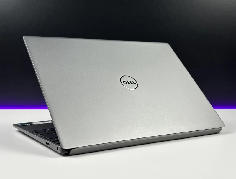 Dell Vostro 5320 - procesor i5-1240P, ekran 13.3" QHD+. Kompaktowy laptop biznesowy z czytnikiem linii papilarnych, idealny do pracy mobilnej.