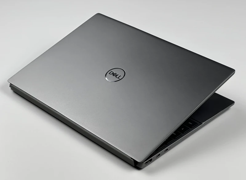 Dell Vostro 5320 - procesor i5-1240P, ekran 13.3" QHD+. Kompaktowy laptop biznesowy z czytnikiem linii papilarnych, idealny do pracy mobilnej.