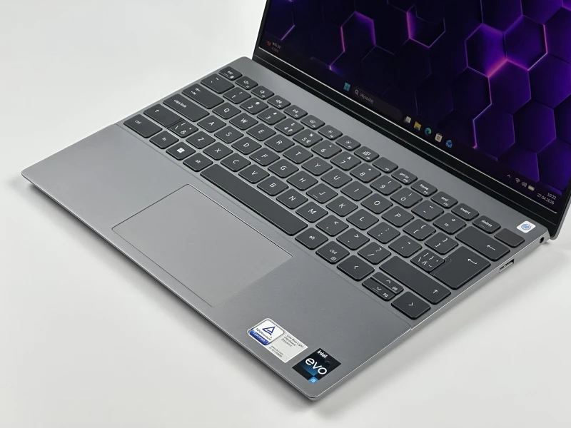 Dell Vostro 5320 - procesor i5-1240P, ekran 13.3" QHD+. Kompaktowy laptop biznesowy z czytnikiem linii papilarnych, idealny do pracy mobilnej.