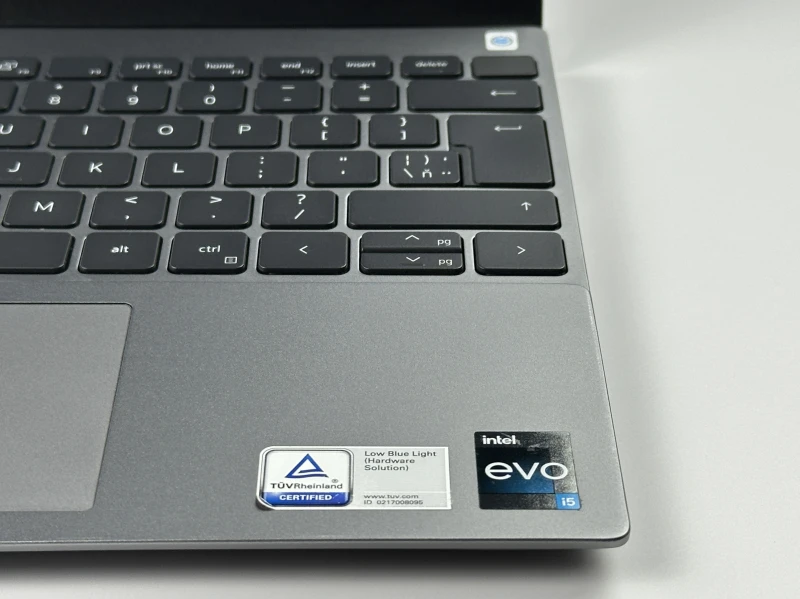 Dell Vostro 5320 - procesor i5-1240P, ekran 13.3" QHD+. Kompaktowy laptop biznesowy z czytnikiem linii papilarnych, idealny do pracy mobilnej.