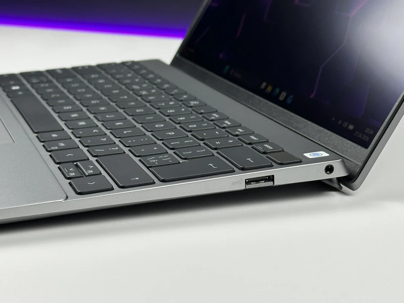 Dell Vostro 5320 - procesor i5-1240P, ekran 13.3" QHD+. Kompaktowy laptop biznesowy z czytnikiem linii papilarnych, idealny do pracy mobilnej.