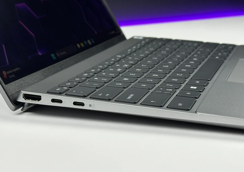 Dell Vostro 5320 - procesor i5-1240P, ekran 13.3" QHD+. Kompaktowy laptop biznesowy z czytnikiem linii papilarnych, idealny do pracy mobilnej.