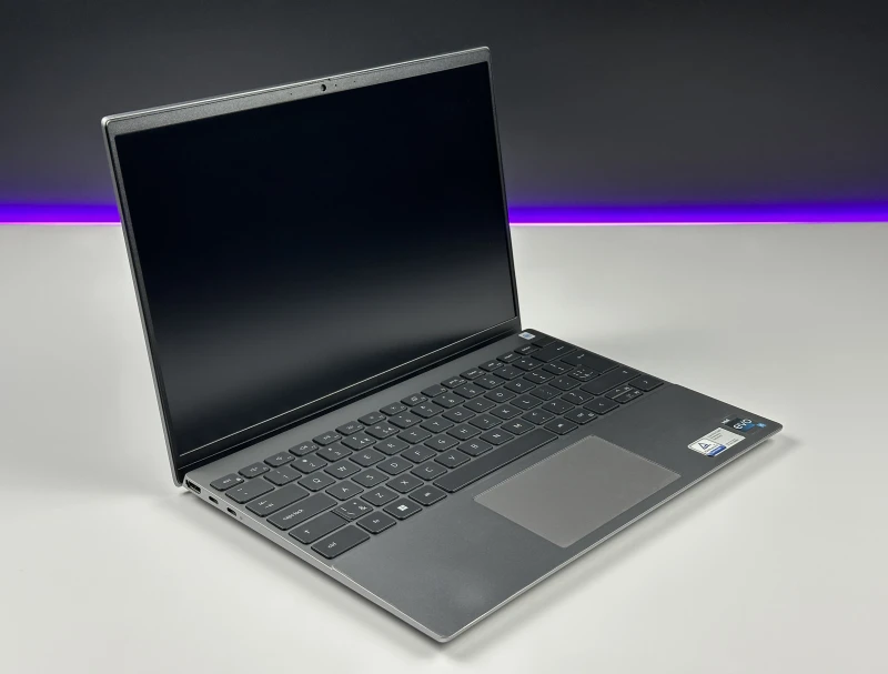 Dell Vostro 5320 - procesor i5-1240P, ekran 13.3" QHD+. Kompaktowy laptop biznesowy z czytnikiem linii papilarnych, idealny do pracy mobilnej.