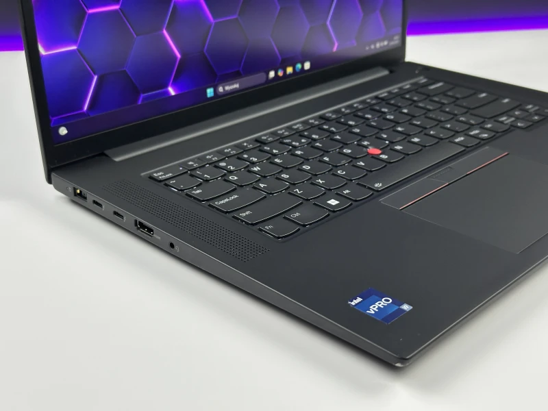 Lenovo ThinkPad P1 Gen 6 i9-13900H, RTX 2000 Ada, 16" FHD+, DDR5 – mobilna stacja robocza z Wi-Fi 6E i klawiaturą US do pracy profesjonalnej.