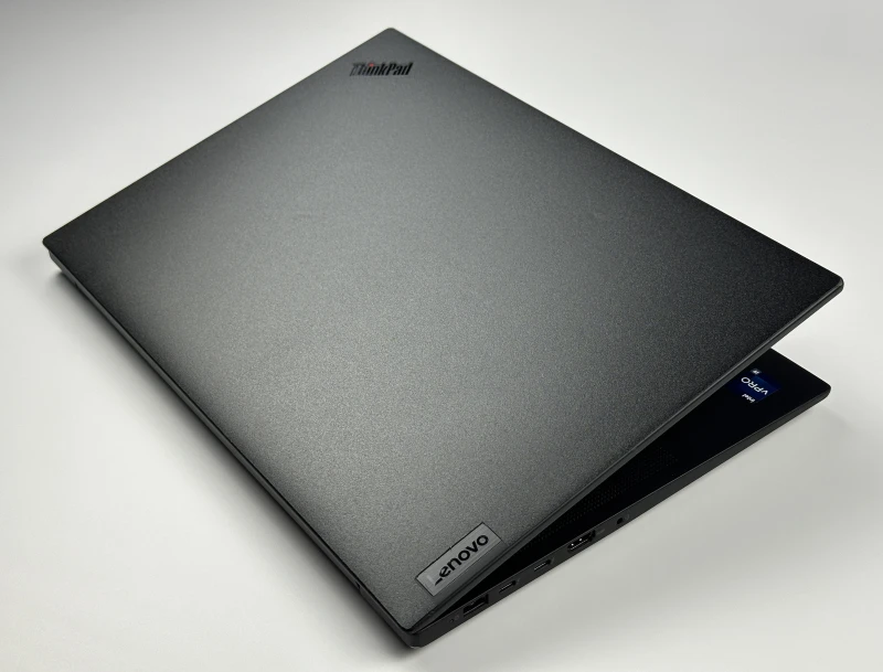 Lenovo ThinkPad P1 Gen 6 i9-13900H, RTX 2000 Ada, 16" FHD+, DDR5 – mobilna stacja robocza z Wi-Fi 6E i klawiaturą US do pracy profesjonalnej.