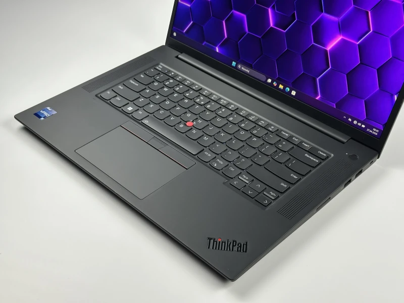Lenovo ThinkPad P1 Gen 6 i9-13900H, RTX 2000 Ada, 16" FHD+, DDR5 – mobilna stacja robocza z Wi-Fi 6E i klawiaturą US do pracy profesjonalnej.