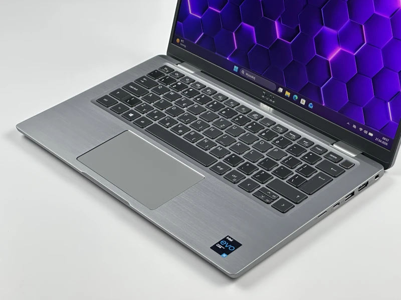 Dell Latitude 7420 - procesor i5-1135G7, 8GB RAM, 14" FHD. Aluminiowa obudowa i czytnik linii papilarnych – lekki laptop biznesowy do pracy mobilnej.