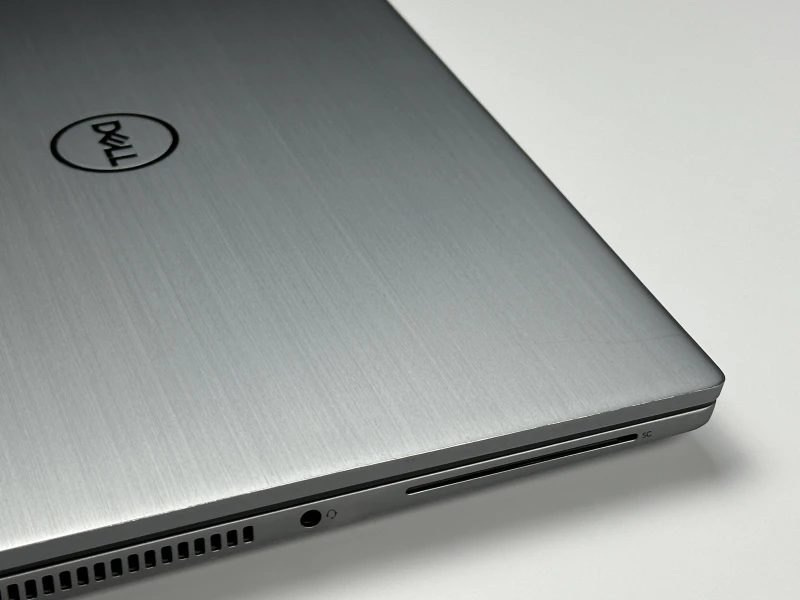 Dell Latitude 7420 - procesor i5-1135G7, 8GB RAM, 14" FHD. Aluminiowa obudowa i czytnik linii papilarnych – lekki laptop biznesowy do pracy mobilnej.