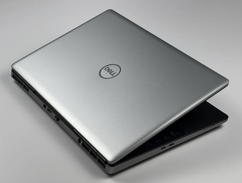 Dell Precision 7560 - procesor i7-11800H, 15.6" dotykowy ekran, RTX A2000. Profesjonalna stacja robocza do CAD, 3D i zaawansowanych zastosowań.