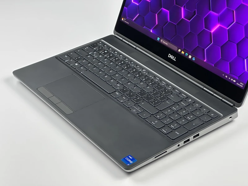 Dell Precision 7560 - procesor i7-11800H, 15.6" dotykowy ekran, RTX A2000. Profesjonalna stacja robocza do CAD, 3D i zaawansowanych zastosowań.