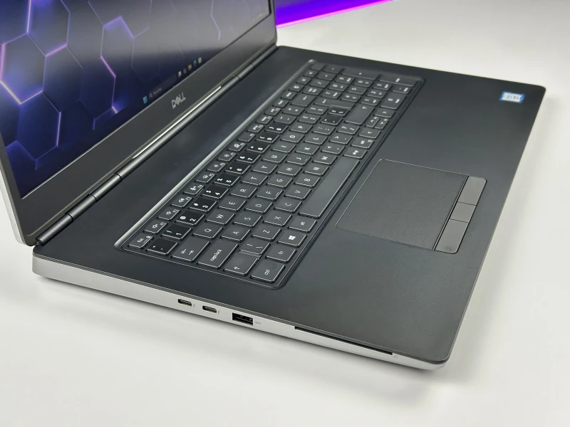 Dell Precision 7750 Xeon W-10885M, 17.3", RTX 5000 – stacja robocza do CAD, renderingu, modelowania 3D, inżynierii i profesjonalnych projektów.