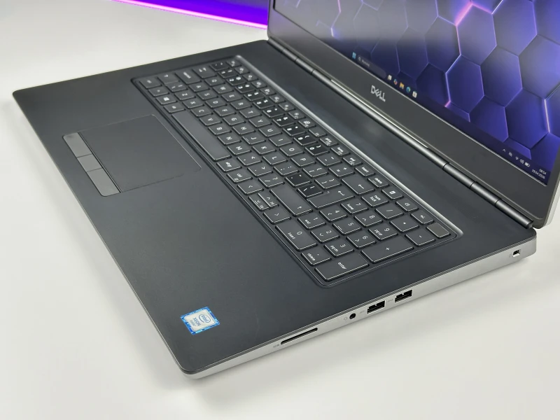 Dell Precision 7750 Xeon W-10885M, 17.3", RTX 5000 – stacja robocza do CAD, renderingu, modelowania 3D, inżynierii i profesjonalnych projektów.