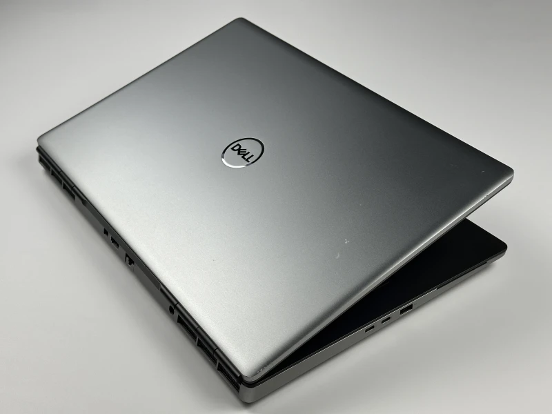 Dell Precision 7750 Xeon W-10885M, 17.3", RTX 5000 – stacja robocza do CAD, renderingu, modelowania 3D, inżynierii i profesjonalnych projektów.