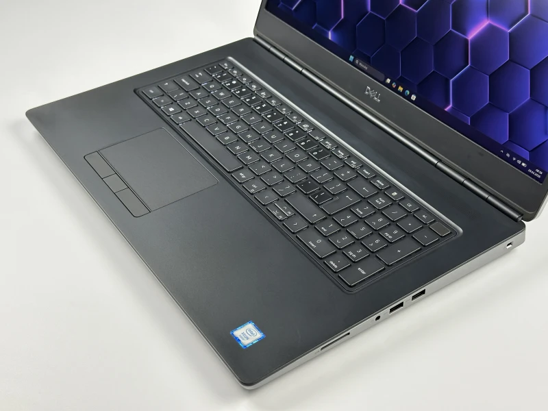 Dell Precision 7750 Xeon W-10885M, 17.3", RTX 5000 – stacja robocza do CAD, renderingu, modelowania 3D, inżynierii i profesjonalnych projektów.