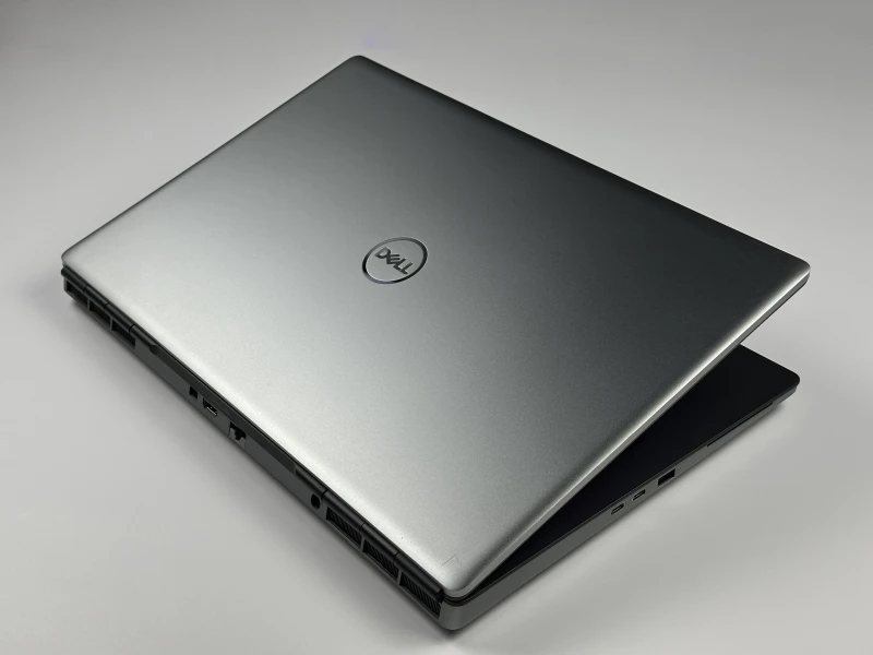 Dell Precision 7760 - procesor Xeon W-11855M, ekran 17.3" FHD, RTX A4000. Wydajna stacja robocza z czytnikiem linii papilarnych do CAD i 3D.