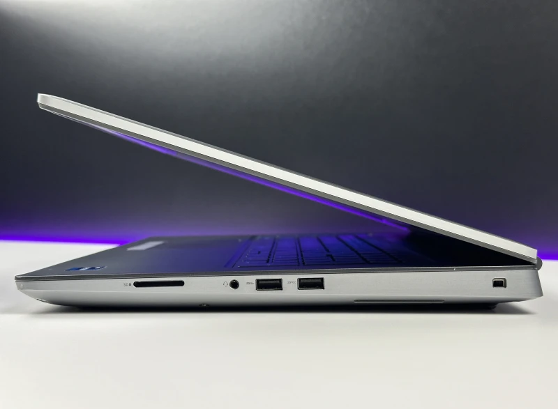 Dell Precision 7760 - procesor Xeon W-11855M, ekran 17.3" FHD, RTX A4000. Wydajna stacja robocza z czytnikiem linii papilarnych do CAD i 3D.