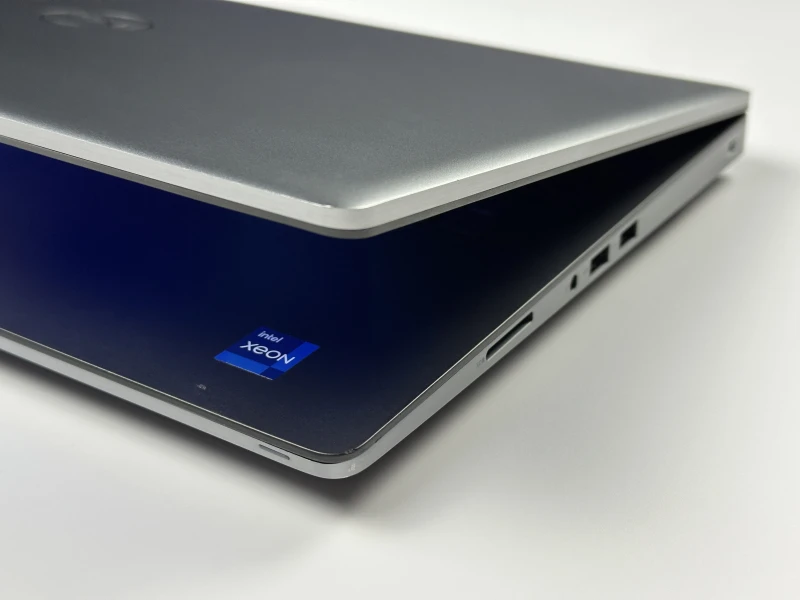 Dell Precision 7760 - procesor Xeon W-11855M, ekran 17.3" FHD, RTX A4000. Wydajna stacja robocza z czytnikiem linii papilarnych do CAD i 3D.