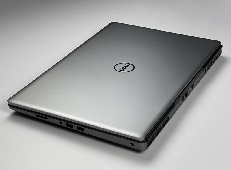 Dell Precision 7760 - procesor Xeon W-11855M, ekran 17.3" FHD, RTX A4000. Wydajna stacja robocza z czytnikiem linii papilarnych do CAD i 3D.
