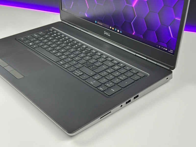 Dell Precision 7750 Xeon W-10885M, 17.3", RTX 5000 – stacja robocza do CAD, renderingu, modelowania 3D, inżynierii i profesjonalnych projektów.