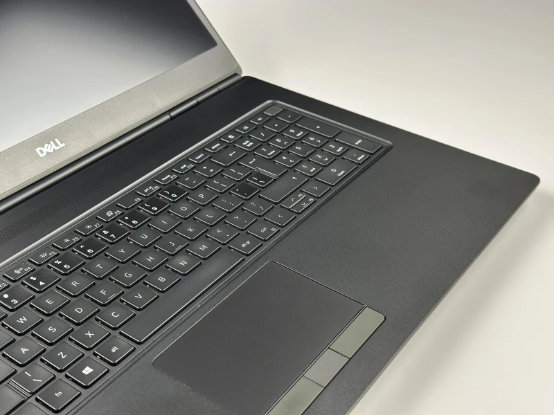 Dell Precision 7750 Xeon W-10885M, 17.3", RTX 5000 – stacja robocza do CAD, renderingu, modelowania 3D, inżynierii i profesjonalnych projektów.