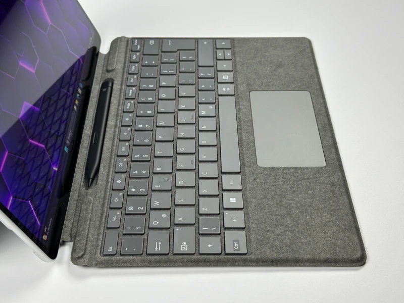 Microsoft Surface Pro 8 - procesor i5-1145G7, ekran 13" 120Hz! Lekki tablet 2w1 z wysoką płynnością obrazu, idealny do pracy mobilnej i notatek.
