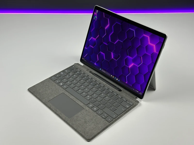 Microsoft Surface Pro 8 - procesor i5-1145G7, ekran 13" 120Hz! Lekki tablet 2w1 z wysoką płynnością obrazu, idealny do pracy mobilnej i notatek.