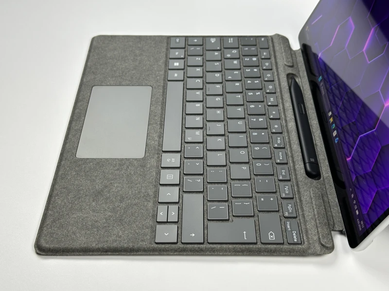Microsoft Surface Pro 8 - procesor i5-1145G7, ekran 13" 120Hz! Lekki tablet 2w1 z wysoką płynnością obrazu, idealny do pracy mobilnej i notatek.