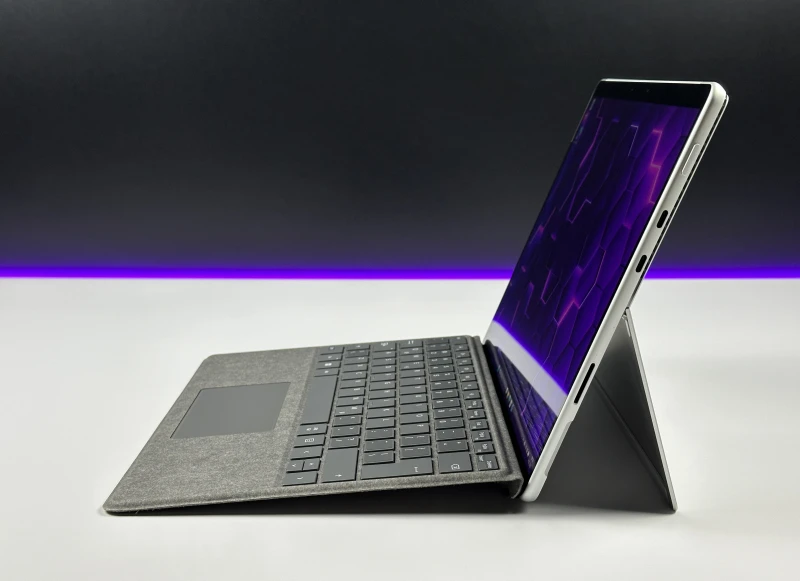 Microsoft Surface Pro 8 - procesor i5-1145G7, ekran 13" 120Hz! Lekki tablet 2w1 z wysoką płynnością obrazu, idealny do pracy mobilnej i notatek.