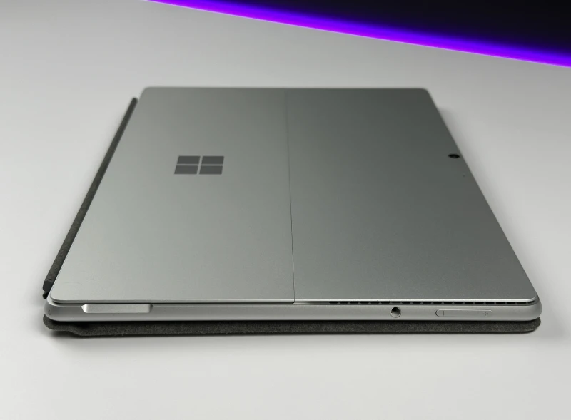 Microsoft Surface Pro 8 - procesor i5-1145G7, ekran 13" 120Hz! Lekki tablet 2w1 z wysoką płynnością obrazu, idealny do pracy mobilnej i notatek.