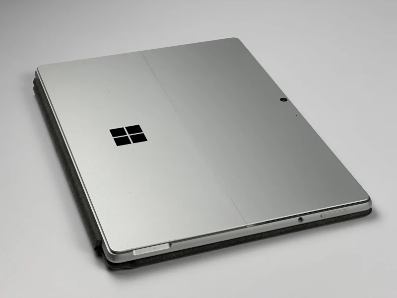 Microsoft Surface Pro 8 - procesor i5-1145G7, ekran 13" 120Hz! Lekki tablet 2w1 z wysoką płynnością obrazu, idealny do pracy mobilnej i notatek.