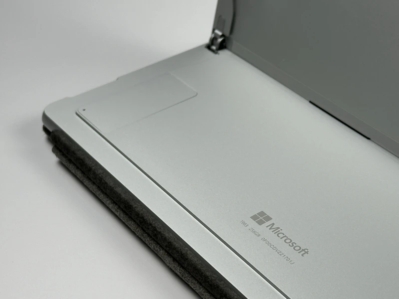 Microsoft Surface Pro 8 - procesor i5-1145G7, ekran 13" 120Hz! Lekki tablet 2w1 z wysoką płynnością obrazu, idealny do pracy mobilnej i notatek.