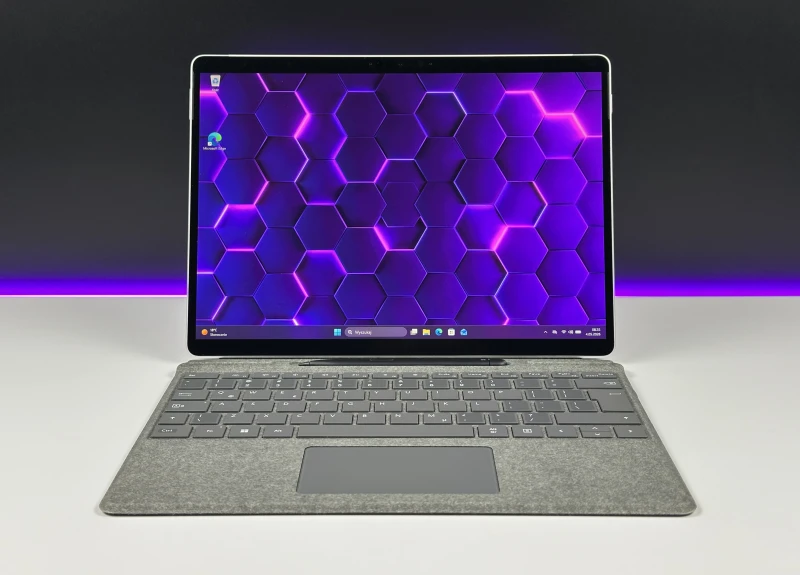 Microsoft Surface Pro 8 - procesor i5-1145G7, ekran 13" 120Hz! Lekki tablet 2w1 z wysoką płynnością obrazu, idealny do pracy mobilnej i notatek.