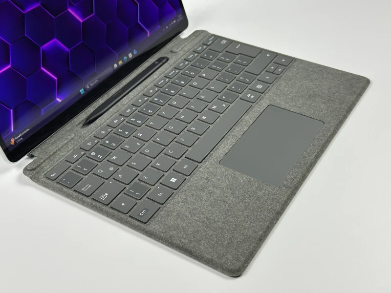 Microsoft Surface Pro 8 - procesor i5-1145G7, ekran 13" 120Hz! Lekki tablet 2w1 z wysoką płynnością obrazu, idealny do pracy mobilnej i notatek.