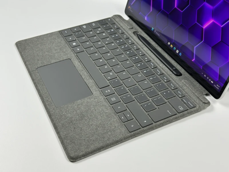 Microsoft Surface Pro 8 - procesor i5-1145G7, ekran 13" 120Hz! Lekki tablet 2w1 z wysoką płynnością obrazu, idealny do pracy mobilnej i notatek.