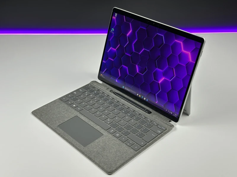 Microsoft Surface Pro 8 - procesor i5-1145G7, ekran 13" 120Hz! Lekki tablet 2w1 z wysoką płynnością obrazu, idealny do pracy mobilnej i notatek.