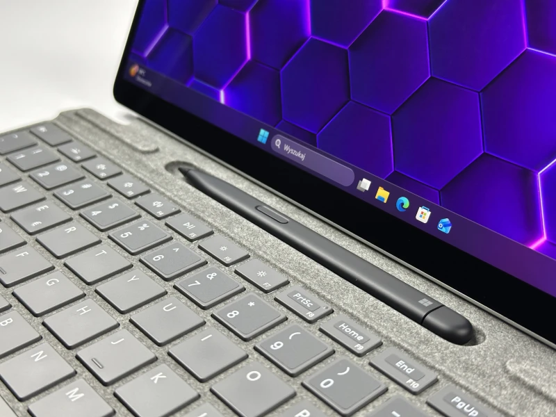 Microsoft Surface Pro 8 - procesor i5-1145G7, ekran 13" 120Hz! Lekki tablet 2w1 z wysoką płynnością obrazu, idealny do pracy mobilnej i notatek.