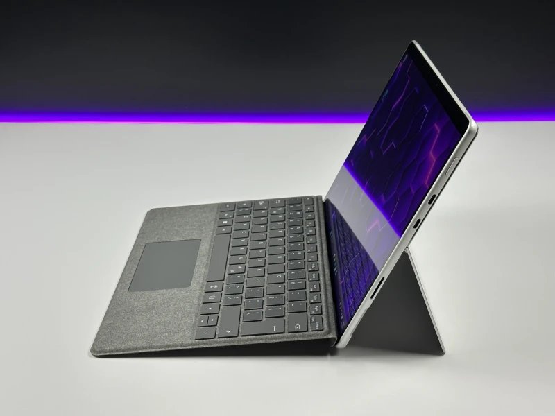 Microsoft Surface Pro 8 - procesor i5-1145G7, ekran 13" 120Hz! Lekki tablet 2w1 z wysoką płynnością obrazu, idealny do pracy mobilnej i notatek.