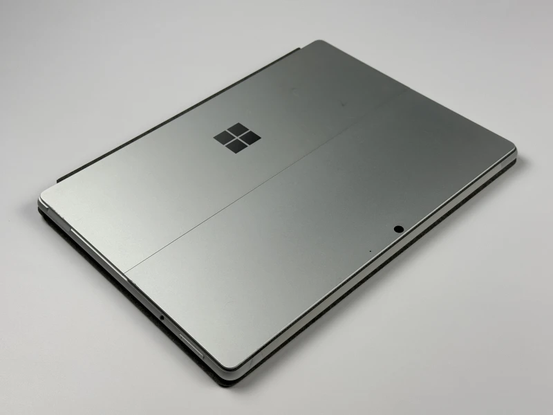 Microsoft Surface Pro 8 - procesor i5-1145G7, ekran 13" 120Hz! Lekki tablet 2w1 z wysoką płynnością obrazu, idealny do pracy mobilnej i notatek.