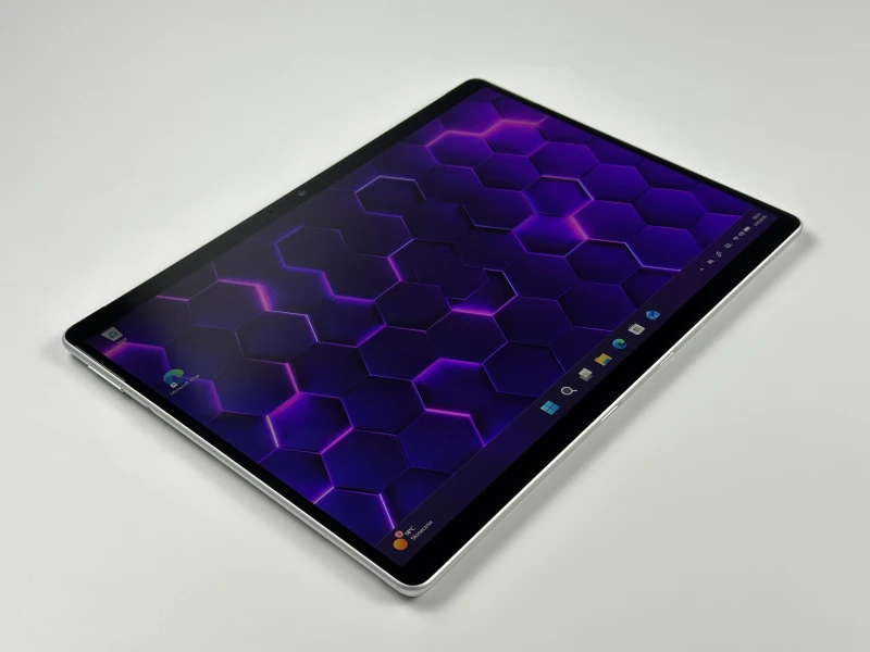 Microsoft Surface Pro 8 - procesor i5-1145G7, ekran 13" 120Hz! Lekki tablet 2w1 z wysoką płynnością obrazu, idealny do pracy mobilnej i notatek.