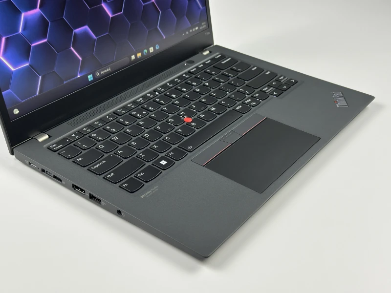 Lenovo ThinkPad T14s Gen 2 - i5-1145G7, ekran 14" FHD. Lekki ultrabook biznesowy z klawiaturą US (QWERTY PL), idealny do pracy mobilnej i biura.