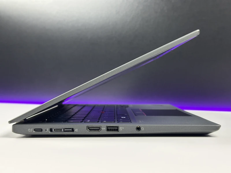 Lenovo ThinkPad T14s Gen 2 - i5-1145G7, ekran 14" FHD. Lekki ultrabook biznesowy z klawiaturą US (QWERTY PL), idealny do pracy mobilnej i biura.