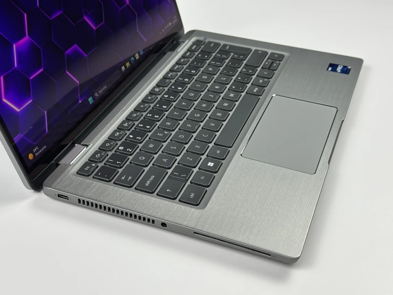 Dell Latitude 7330 2in1 - i5-1245U, 13.3" FHD dotykowy. Biznesowy laptop z LTE, Smart Card i czytnikiem linii papilarnych – idealny do pracy mobilnej.